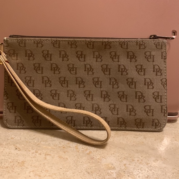 Dooney Bourke vintage wristlet tan in great new condition. - Picture 2 of 8